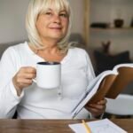 mulher senior planejando o seu orcamento financeiro