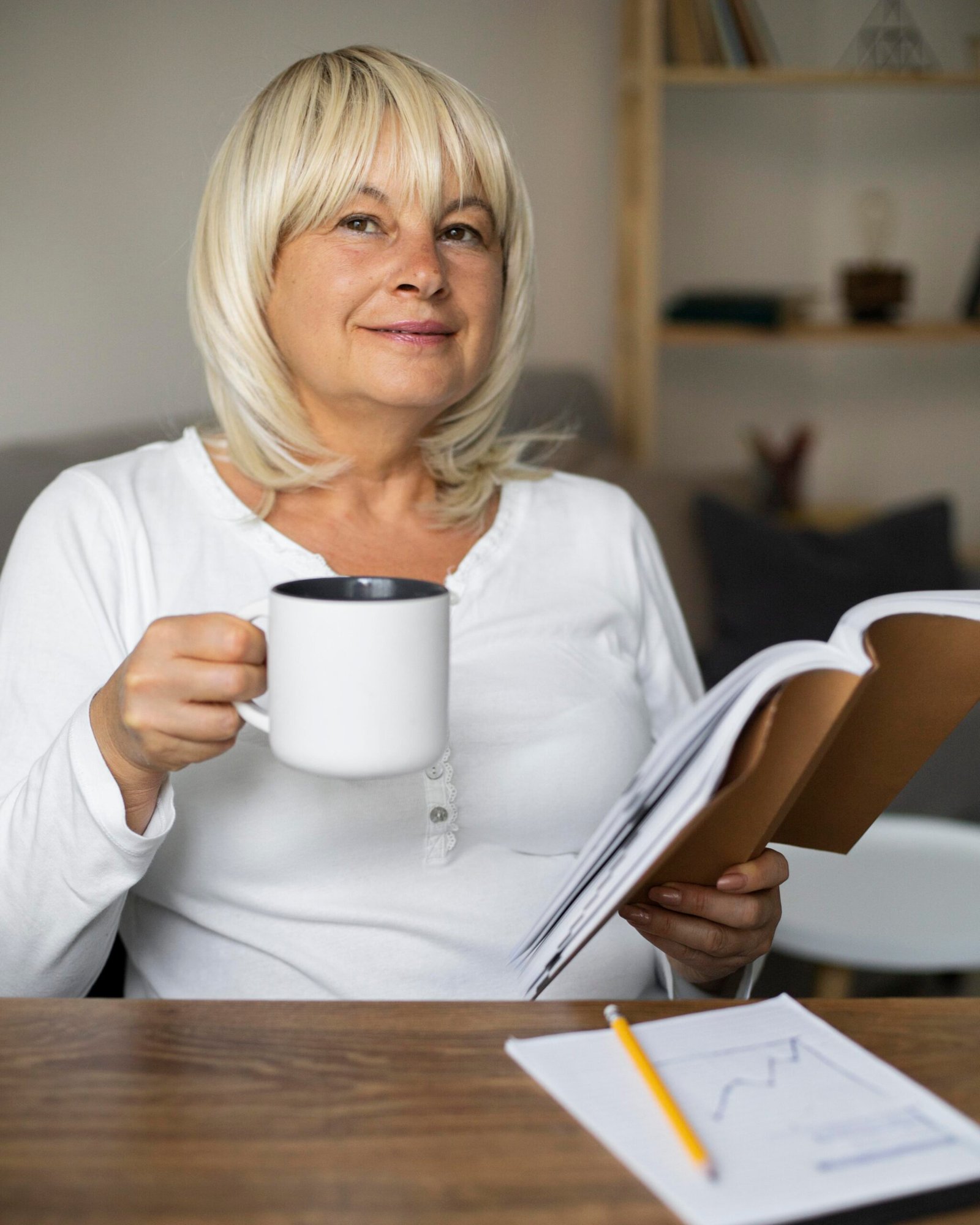 mulher senior planejando o seu orcamento financeiro