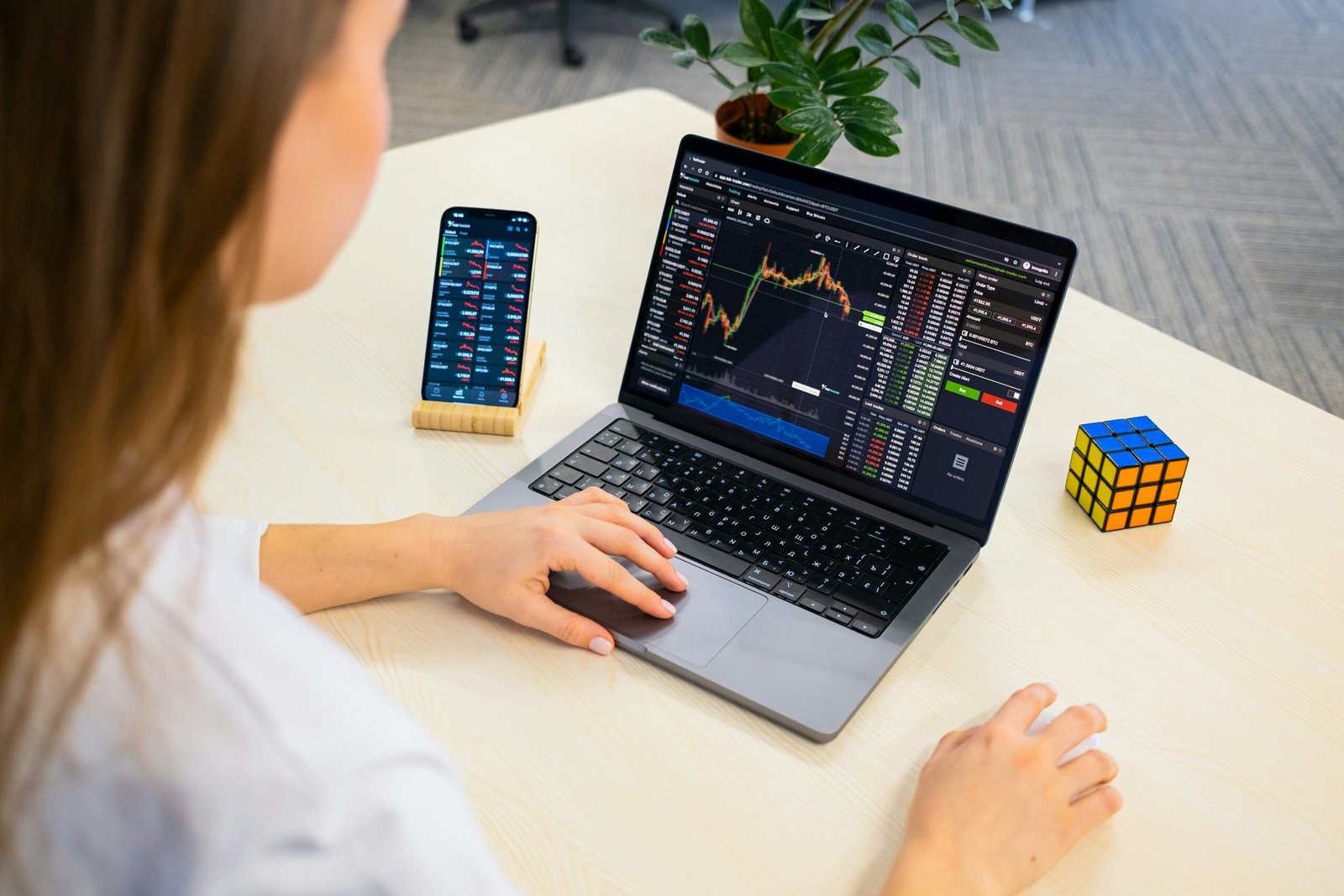 mulher analisando seus investimentos no laptop